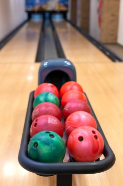 Bowling salonu, renkli bowling topları. Eğlence merkezi. Tahta oyunu