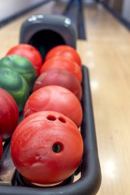 Bowling salonu, renkli bowling topları. Eğlence merkezi. Tahta oyunu