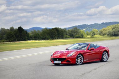 13.09.2025 _ Slovakya araba festivali _ Brezno _ Slovakya _ Klasik _ Kırmızı Ferrari California T lüks otomobili