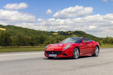 13.09.2025 _ Slovakya araba festivali _ Brezno _ Slovakya _ Klasik _ Kırmızı Ferrari California T lüks otomobili