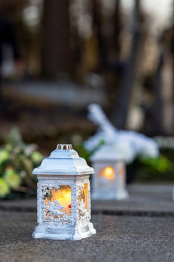 Ntroly: 5 ledna 2026 PopisLit geceleyin mezarlıktaki siyah taş heykel üzerinde yanan mum. Merhumun anıları. Kategori 1 'in İfadesi