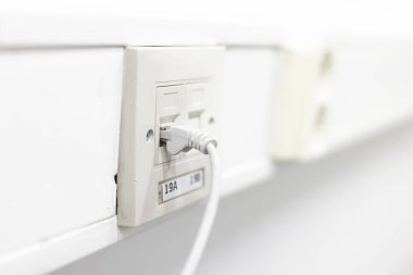 Duvarda yerel bir ağ soketinde internet kablosu var. İnternet ağı soketi. Duvardaki ağ soketi.