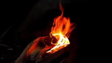 Ahşap bir fırında yanan bir ateşin alevi. Yakın çekim görüntüleri..