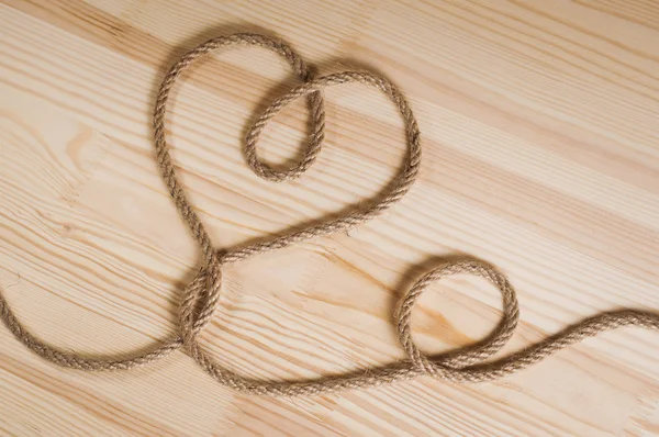 Ahşap masada ip var.