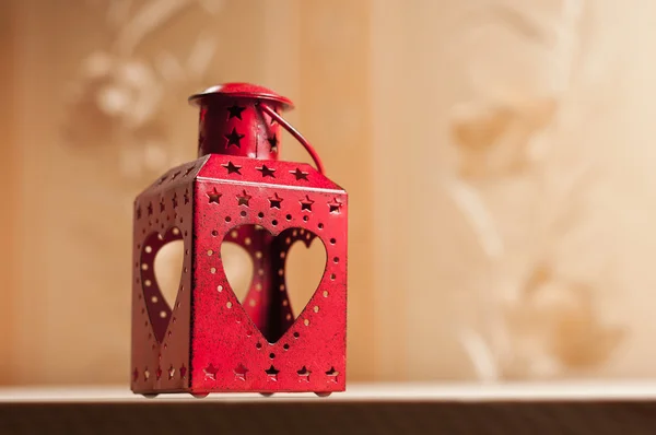 Ahşap masa üzerinde Dekoratif metal fener