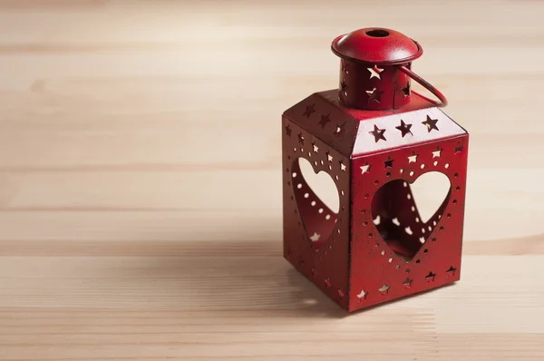 Ahşap masa üzerinde Dekoratif metal fener