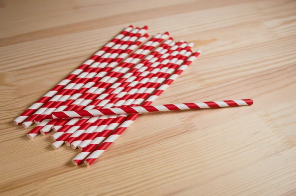 Ahşap arka plan üzerinde kokteyl kamış