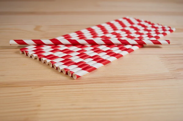 Ahşap arka plan üzerinde çizgili kokteyl kamış