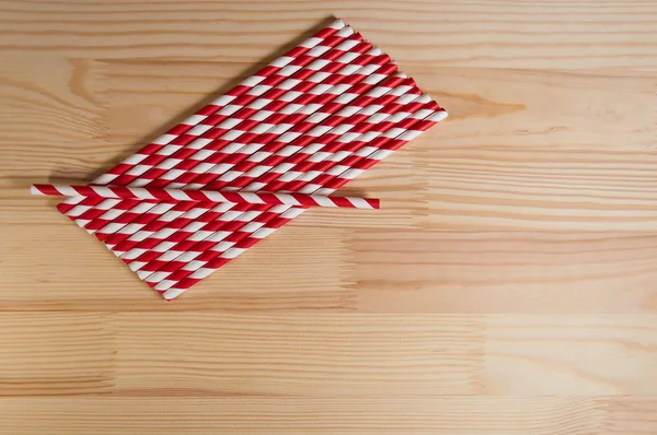 Ahşap arka plan üzerinde çizgili kokteyl kamış