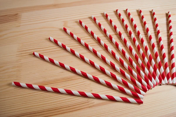 Ahşap arka plan üzerinde çizgili payet