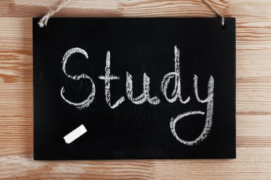 Bir tahtada yazılı Word çalışma