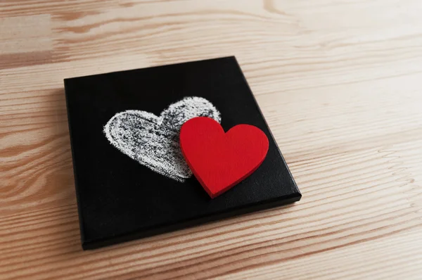 ahşap zemin üzerinde iki kalp