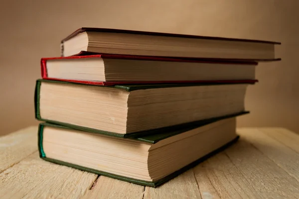 Ahşap masa üzerinde dört kitap