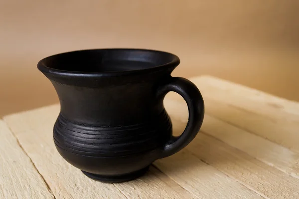 Ahşap masa üzerinde siyah eski pot