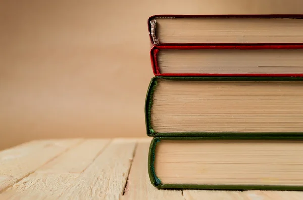 Ahşap masa üzerinde dört kitap