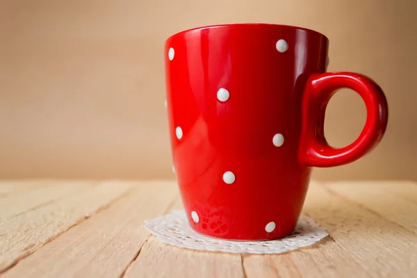 ahşap masa üstünde kırmızı Kupası