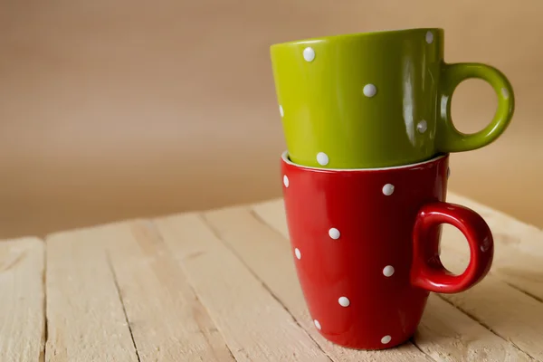 Ahşap masa üzerinde iki bardak