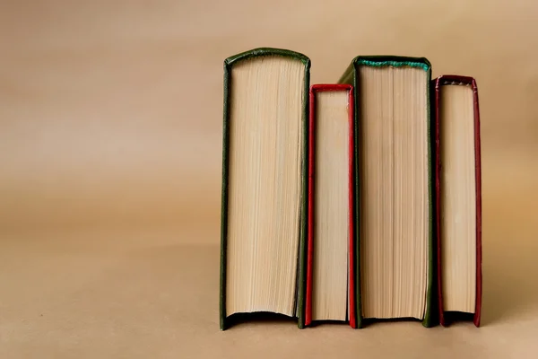 Dört kitap izole kahverengi zemin üzerinde