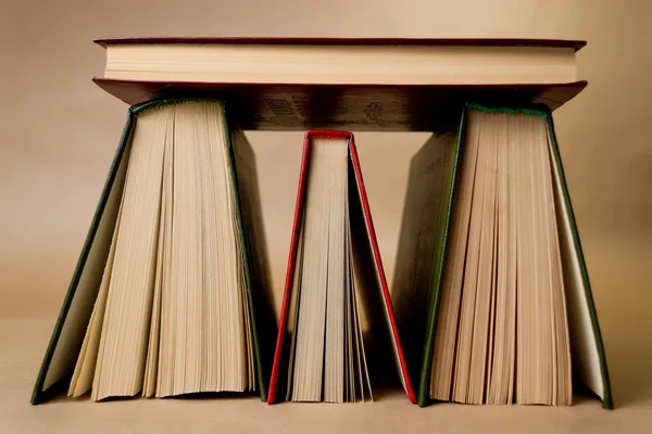 Dört kitap izole kahverengi zemin üzerinde