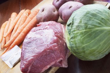 Mısır sığır eti ve lahana yemek