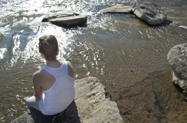Nehir kenarında düşünme kız