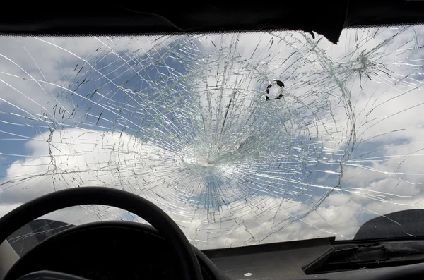 Krossade vindrutan från insidan fordon — Stockfoto