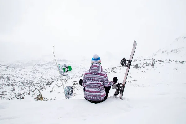 Soğuk kış gününde snowboard yapan bir kadın. Kötü hava. Fırtına..