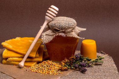 Kapat tatlım, arı cilası, kurutulmuş çiçekler ve arı poleni