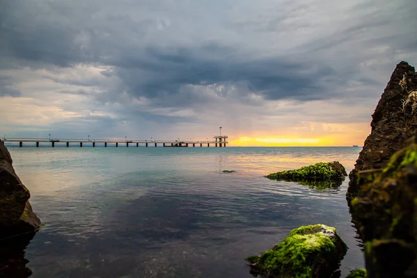 曇り空の朝の海のブルガス橋 ストックフォト