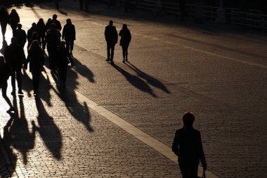 Kentsel bir çevrede yürüyen insanlar