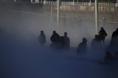 Kentsel bir çevrede yürüyen insanlar