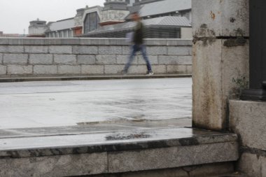 Kentsel bir çevrede yürüyen insanlar