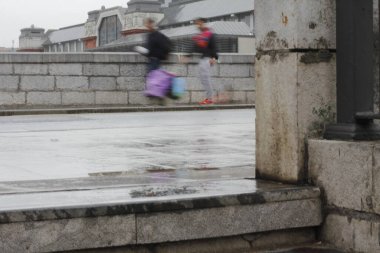 Kentsel bir çevrede yürüyen insanlar