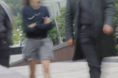 Kentsel bir çevrede yürüyen insanlar