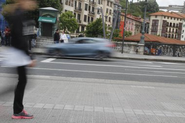 Kentsel bir çevrede yürüyen insanlar