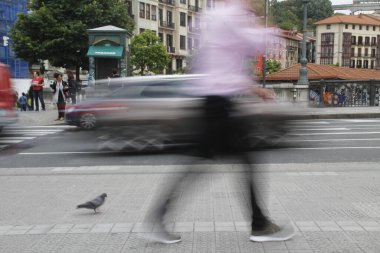 Kentsel bir çevrede yürüyen insanlar