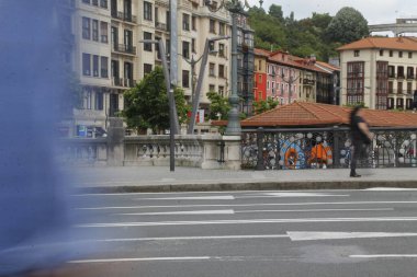 Kentsel bir çevrede yürüyen insanlar