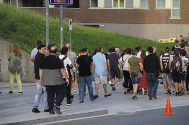 Kentsel bir çevrede yürüyen insanlar