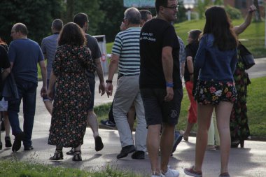 Kentsel bir çevrede yürüyen insanlar