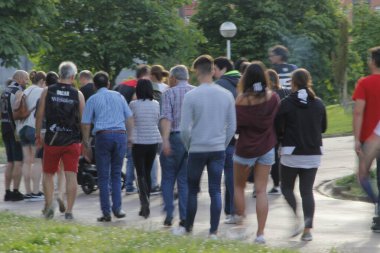 Kentsel bir çevrede yürüyen insanlar