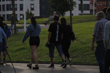 Kentsel bir çevrede yürüyen insanlar