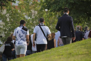 Kentsel bir çevrede yürüyen insanlar