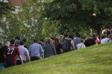 Kentsel bir çevrede yürüyen insanlar