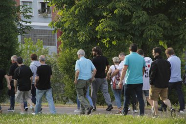 Kentsel bir çevrede yürüyen insanlar