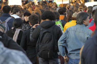 Kentsel bir çevrede yürüyen insanlar