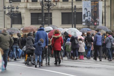 Kentsel bir çevrede yürüyen insanlar