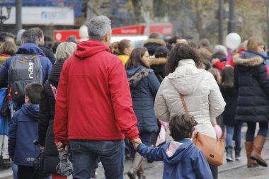 Kentsel bir çevrede yürüyen insanlar