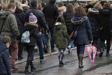 Kentsel bir çevrede yürüyen insanlar