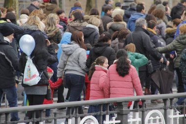 Kentsel bir çevrede yürüyen insanlar