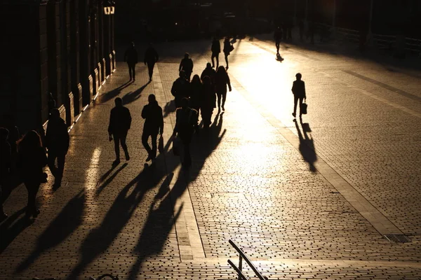 Люди Гуляющие Городской Среде — стоковое фото